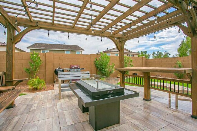 Building Photo - Stunning Verrado home !