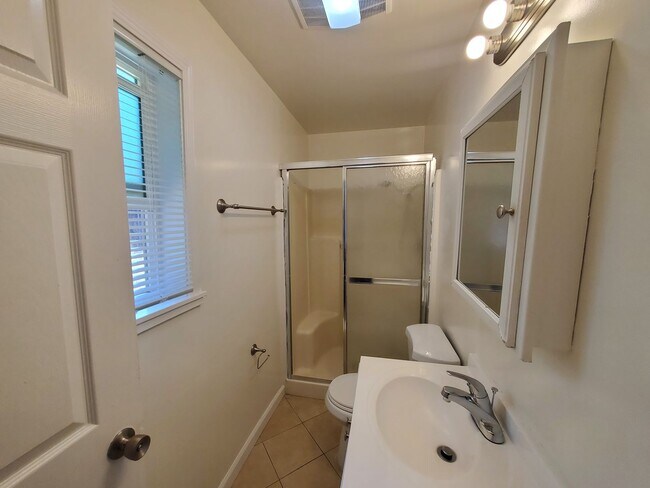 Building Photo - Cute & Cozy 1 Bedroom/ 1 Bath House in San...