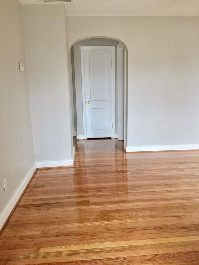 Building Photo - Adorable 2BR/1BA Home Near Norfolk Naval B...