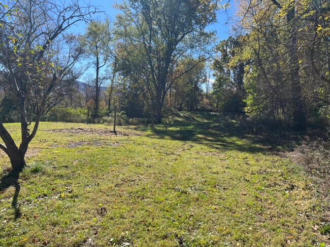 Foto del edificio - 1087 N Hoosac Rd