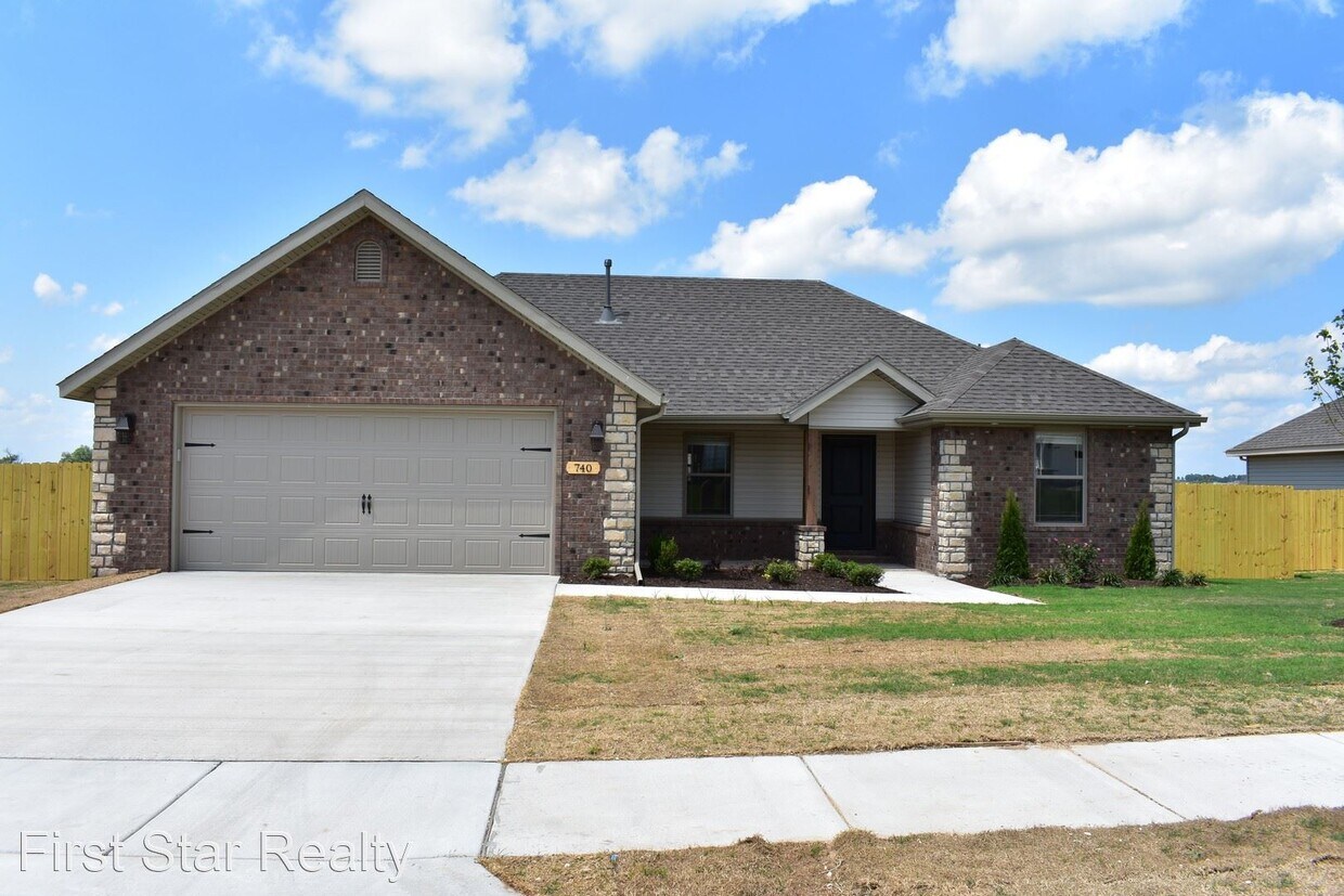 Foto principal - 3 br, 2 bath House - 740 Crawford Lane