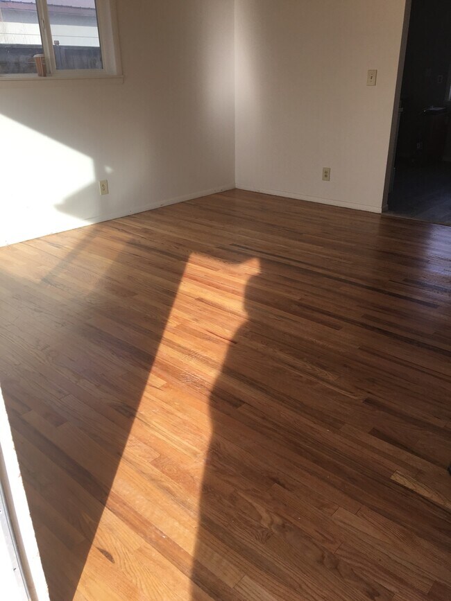 Building Photo - Great Location - 2 bedroom 1 bath duplex unit