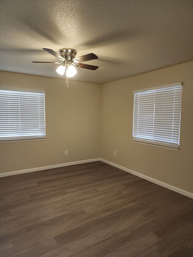 Foto del edificio - 2 Bedroom 1 Bath with Washer and Dryer Hook-ups