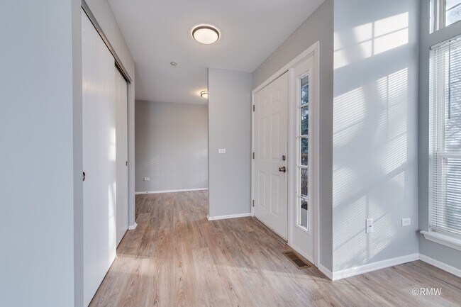 Foto del edificio - 460 Mayflower Ln