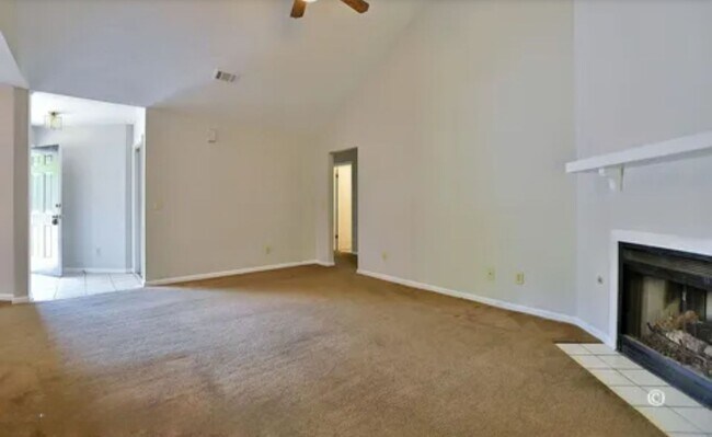 Foto del edificio - 3 Bedroom 2 Bath- back yard covered patio