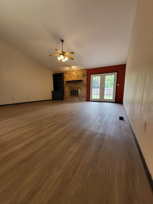 Building Photo - (3) Bed/(2) Bath in West Norman!