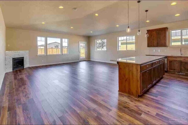 Building Photo - 629 NW Rimrock Dr