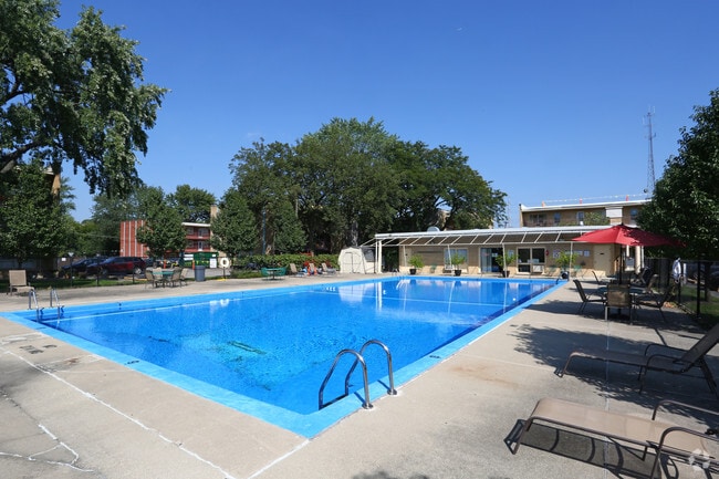Pool - Forest Glen Apartments