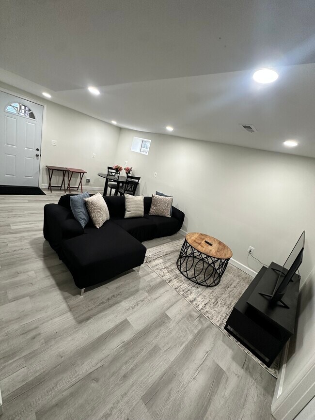 Foto del edificio - 8303 Navahoe Dr