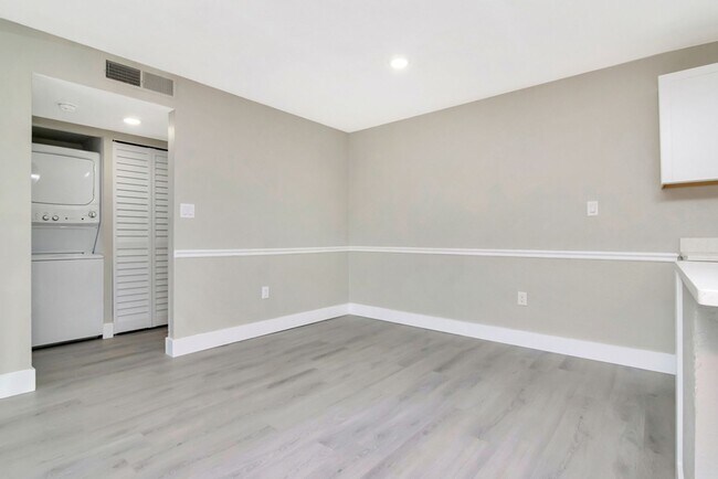 Building Photo - Ground Floor 1/1 with Den Newly Renovated