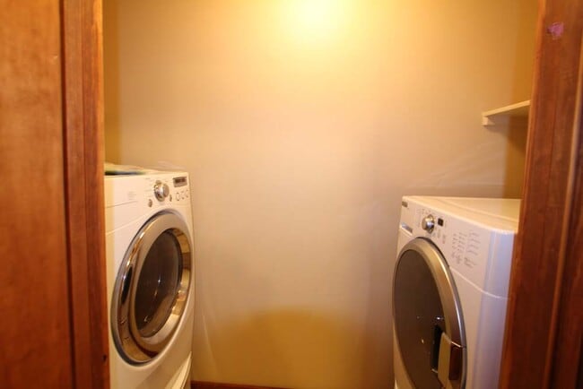 Laundry Area - 2027 Lakehills Dr