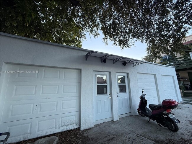 Building Photo - 1700 SW 10th St