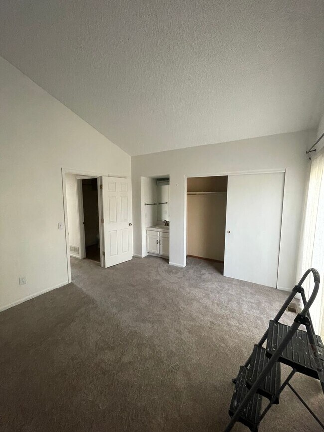 Building Photo - Charming 3b/3b Townhome In Downtown Louisv...