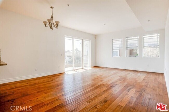 Building Photo - 917 S New Hampshire Ave