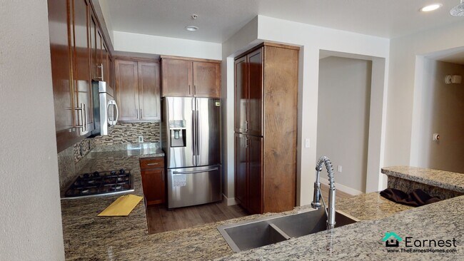 Building Photo - 2 + 2 Modern Condo in Prime Warner Center ...