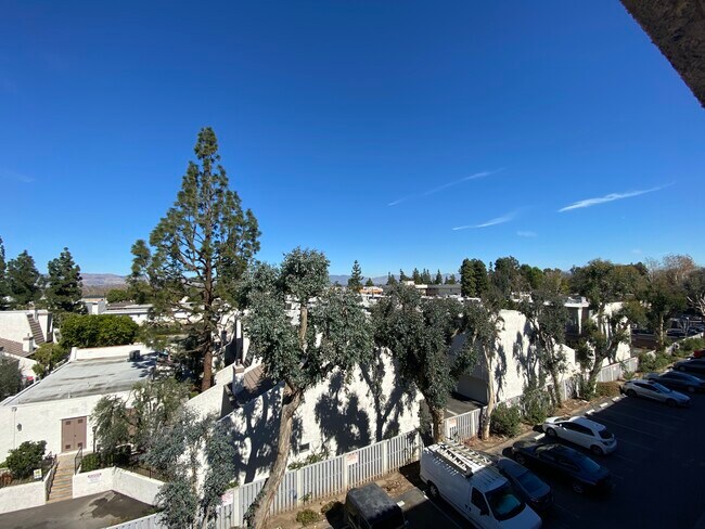 Vista desde el balcón de la unidad - 18307 Burbank Blvd