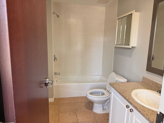 Foto del edificio - 210 Farmington Ave