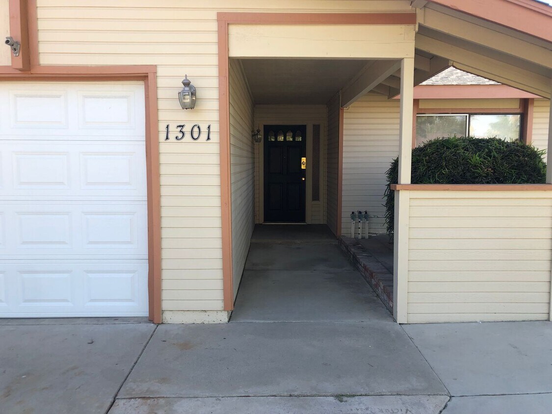 Primary Photo - 4 Bedroom 2 Bath House for Rent