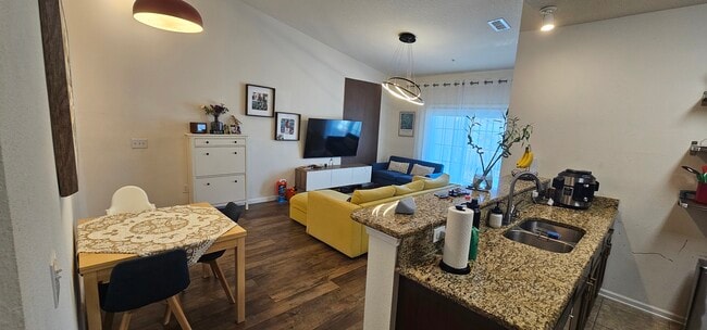 Foto del edificio - 4911 Key Lime Dr