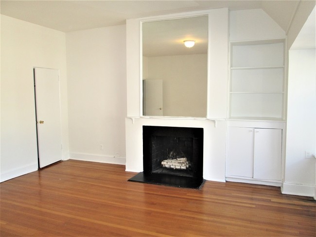 Building Photo - 40 E 65th St