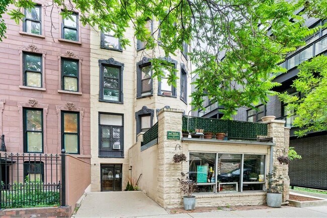 Building Photo - 1023 N Dearborn