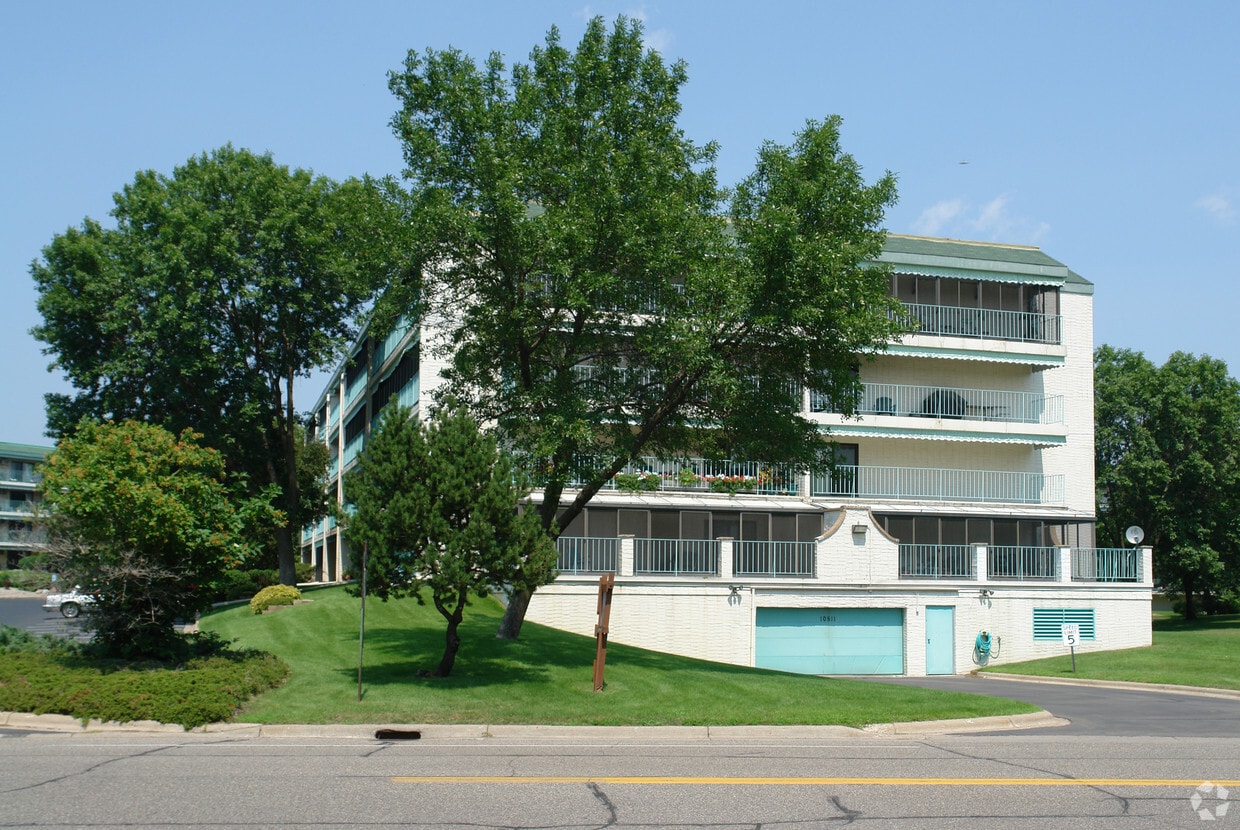 The Greenbriar Apartments in MN