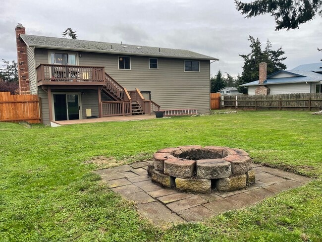 Building Photo - ***PENDING APPLICATION***Spacious 3 Bedroom Home Close to Everything!