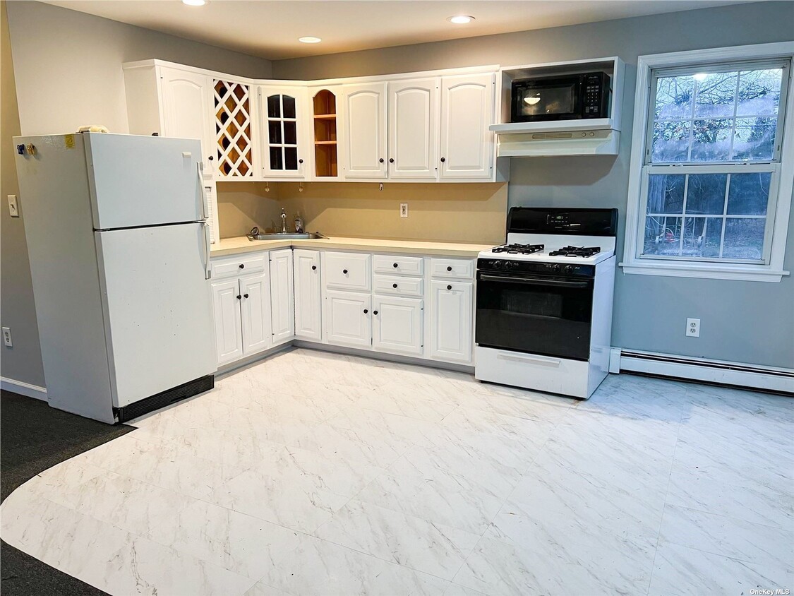 Building Photo - 550 W Montauk Hwy