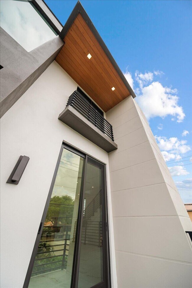Foto del edificio - 1054 N Victoria Park Rd