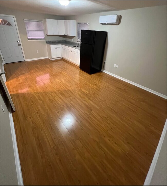 Foto del edificio - 7605 Bergamot Dr