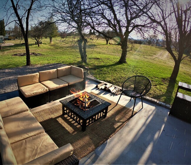 Foto del edificio - 1610 Hillcrest Dr