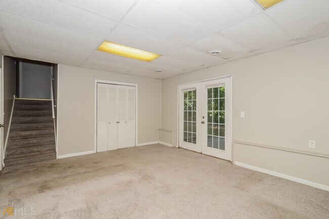 Building Photo - 6630 Valley Hill Dr
