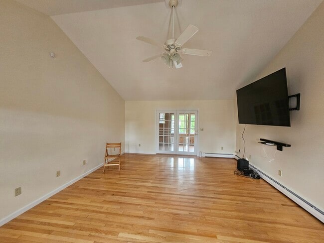 Living room - 585 High St