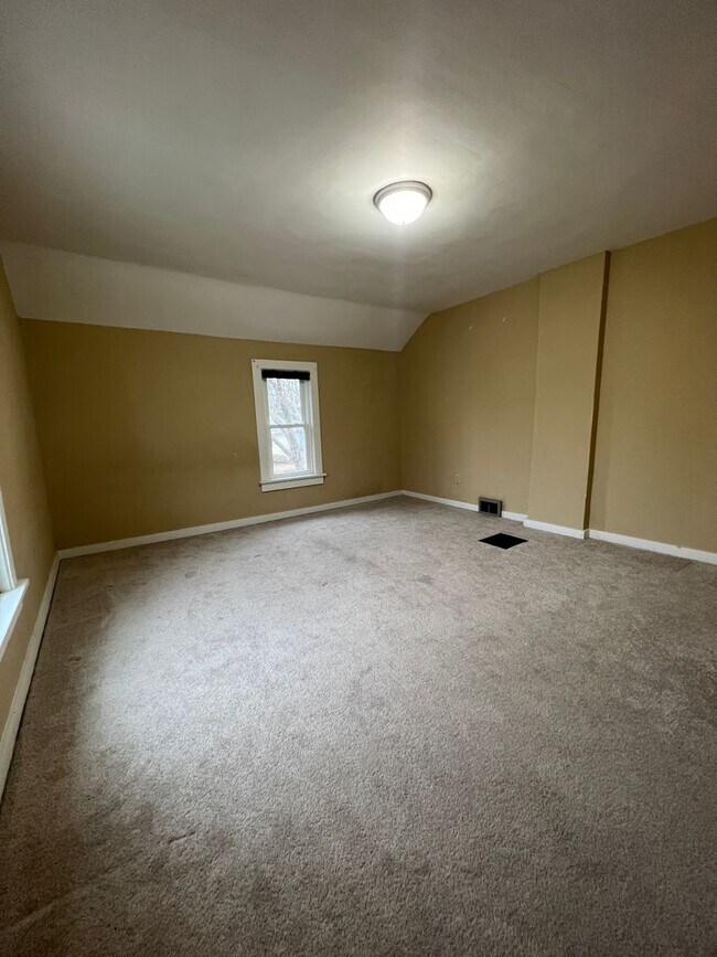 Building Photo - Large Single Family Home in Heart of La Cr...