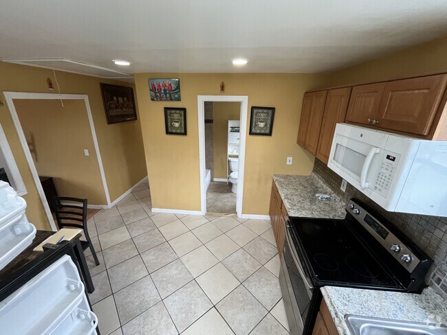 Building Photo - 37 Mindres Ave