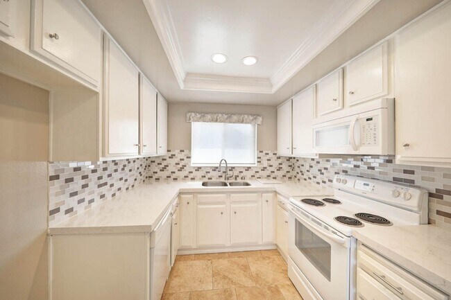 Foto del edificio - Spacious end unit-3 bedroom townhome in a prime Costa Mesa location