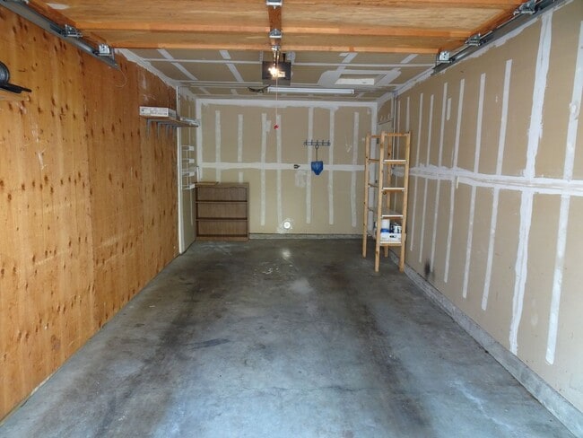 Building Photo - Modern 2-Bedroom Condo in Bellevue’s Merce...
