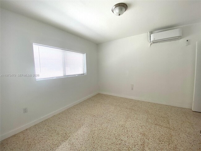 Foto del edificio - 165 NE 56th St