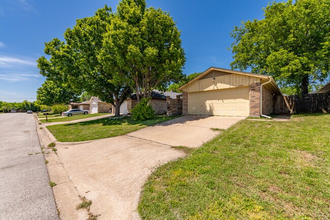 Building Photo - 10706 Lone Pine Ln