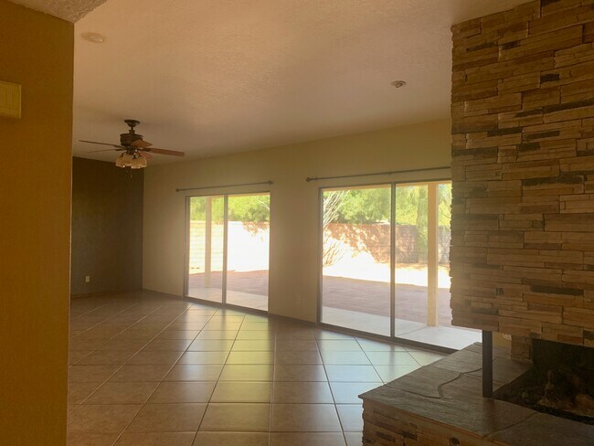 Family room - 1737 N Wrightstown Pl