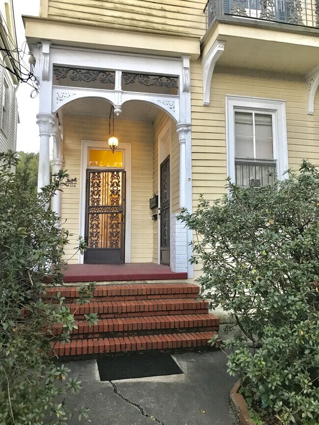 Building Photo - Cozy 1BD/1BA Steps to the St. Charles Stre...