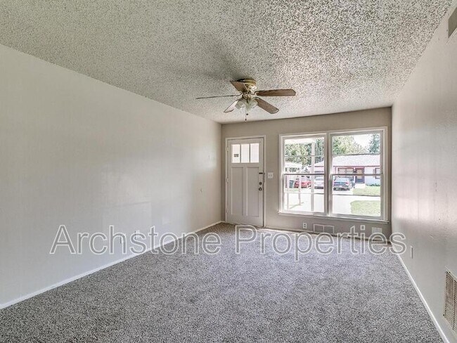 Building Photo - 2305 Mustang St