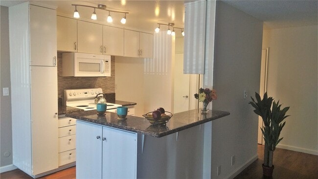 KITCHEN - Summerwood Park Apartments