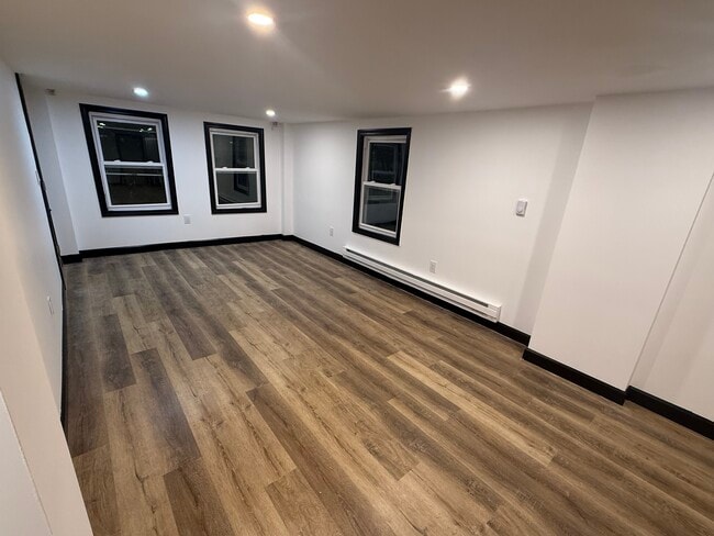 Building Photo - 300 Naubuc Ave