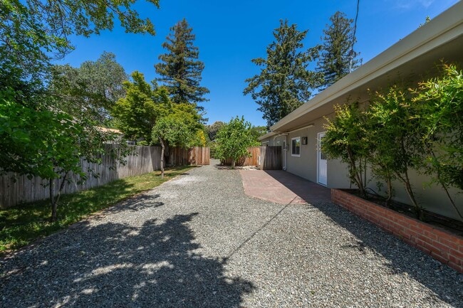 Building Photo - 1450 Rosewood Ln