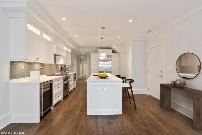 Foto del edificio - 3533 N Wilton Ave