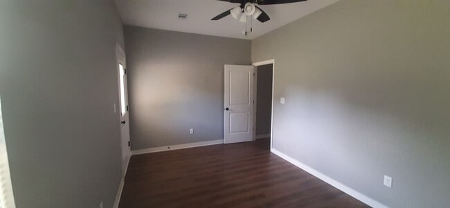 Building Photo - 407 E Academy Ave
