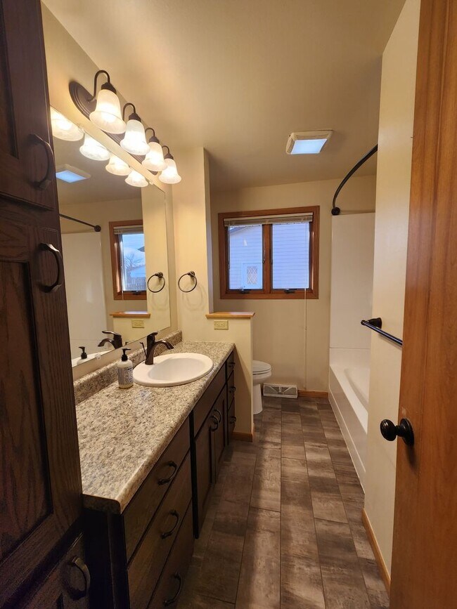 Foto del edificio - 3 bedroom 2 bath with garage