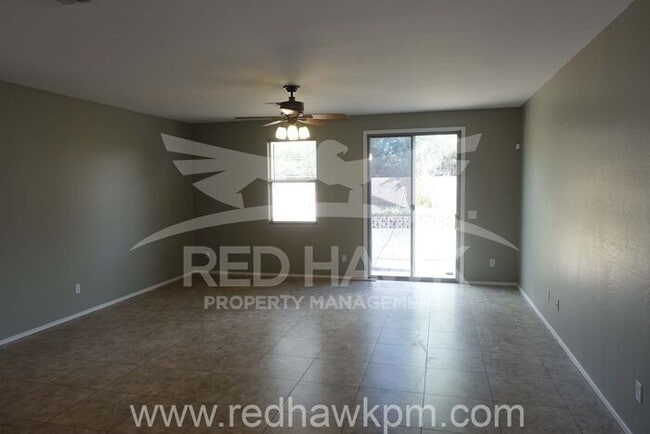 Building Photo - Gorgeous 4 Bedroom plus Loft, 2.5 Bathroom...