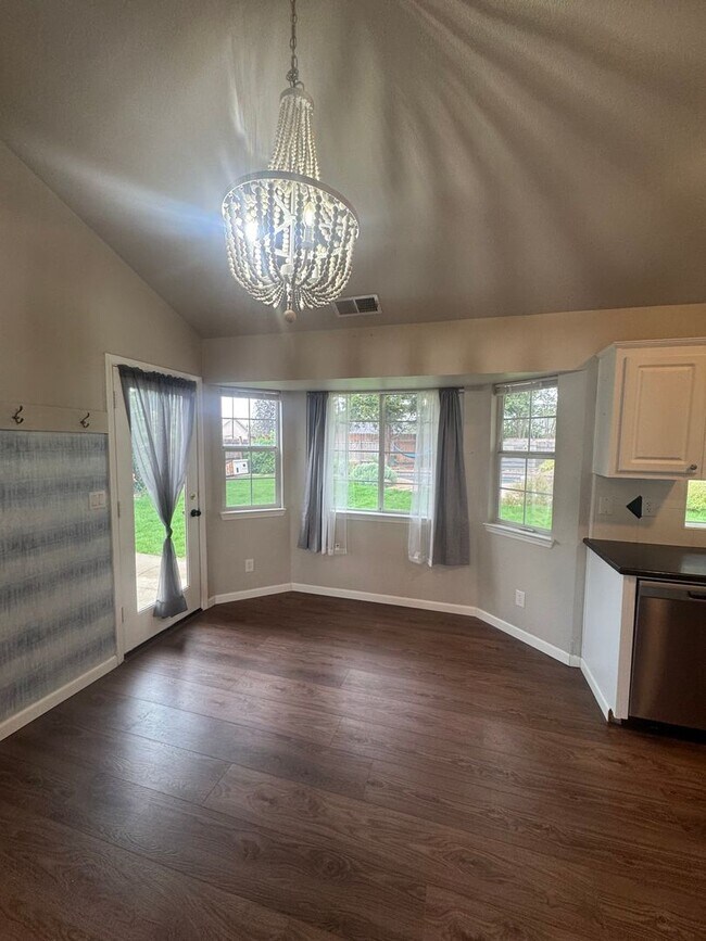 Foto del edificio - BEAUTIFUL 3 BED 2 BATH HOME IN COUNTRY HEI...